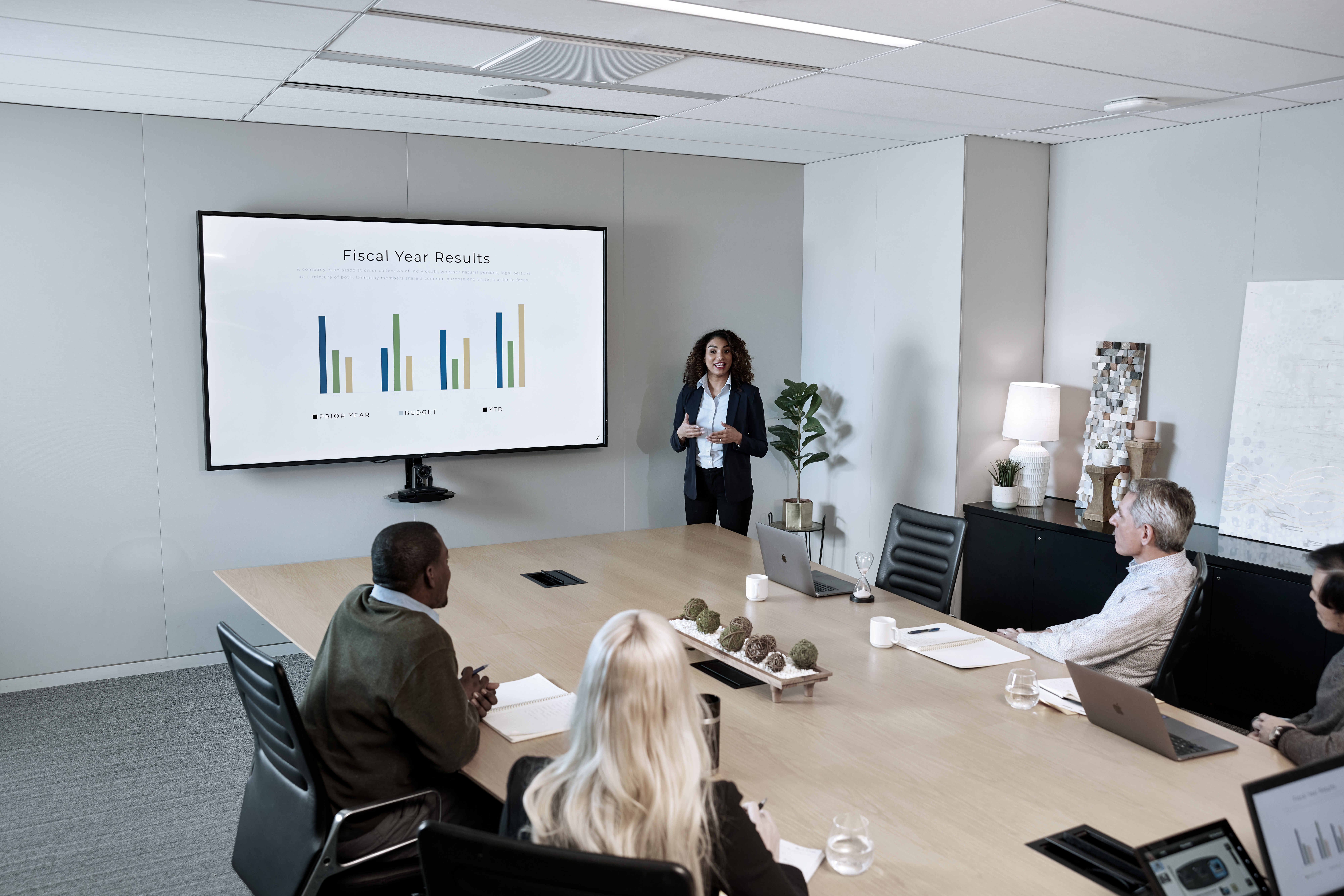 MXA920_Meeting_Lifestyle_Presenting (1).jpg